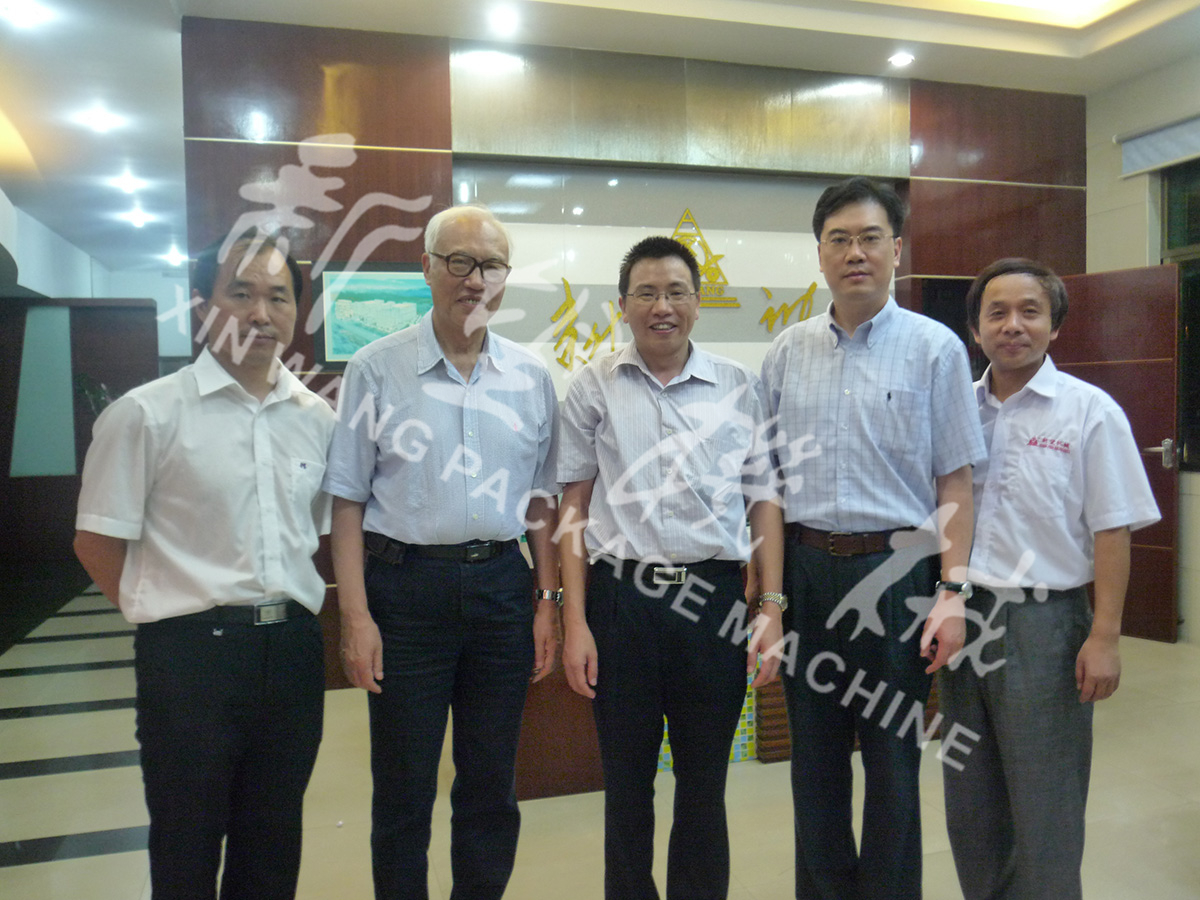 中國(guó)工程院院士段正澄、中國(guó)工程院院士、華中科技大學(xué)黨委書(shū)記邵新宇、廣東省智能機(jī)器人研究院院長(zhǎng)張國(guó)軍一行蒞臨新望公司考察指導(dǎo)