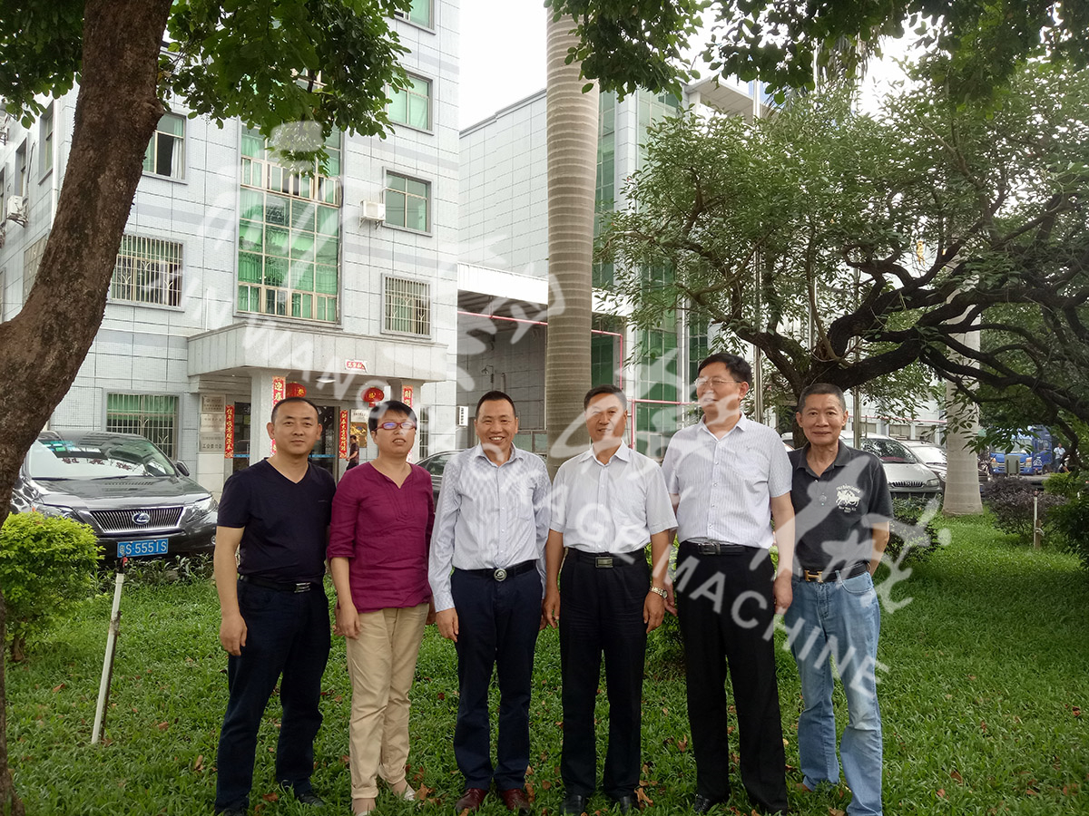 總裝備部劉思剛少將、新華社李建琦博士一行蒞臨新望公司考察指導(dǎo)