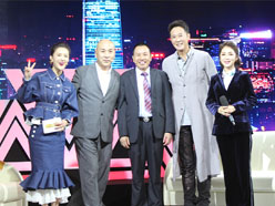 新望董事長(zhǎng)羅永輝與著名歌星劉尊老師、汪正正老師、郭津彤老師、主持人雅琪在北京電視臺(tái)錄制節(jié)目現(xiàn)場(chǎng)親切合影